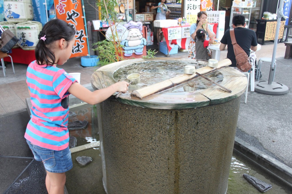 浅間大社お宮横町の「富士宮やきそば学会」湧き水