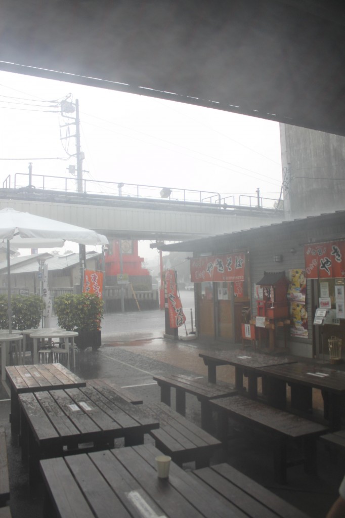浅間大社お宮横町の「富士宮やきそば学会」は大雨