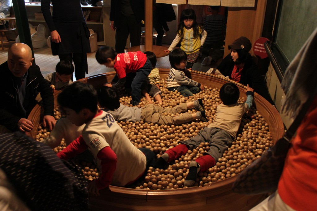 東京おもちゃ美術館の木のプール